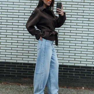 Jean barrel taille haute avec jeux de coutures