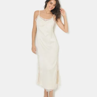 Robe longue en satin avec dentelle et fentes côtés