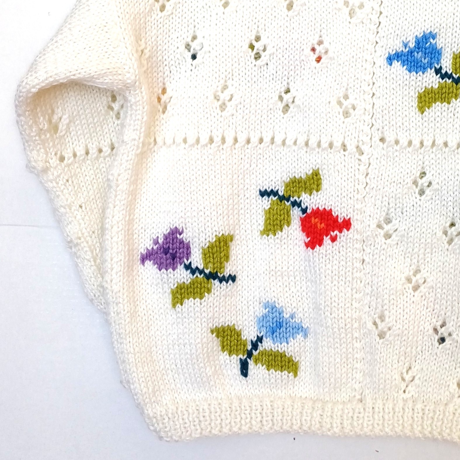 Gilet pour enfant, tricoté main, avec des fleurs, taille 2 ans – Image 5