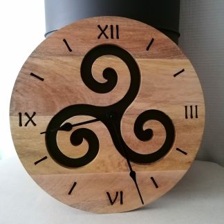 Horloge murale en bois massif, motif triskèle fait main, pour sublimer votre intérieur dans un environnement naturel, serein et unique.