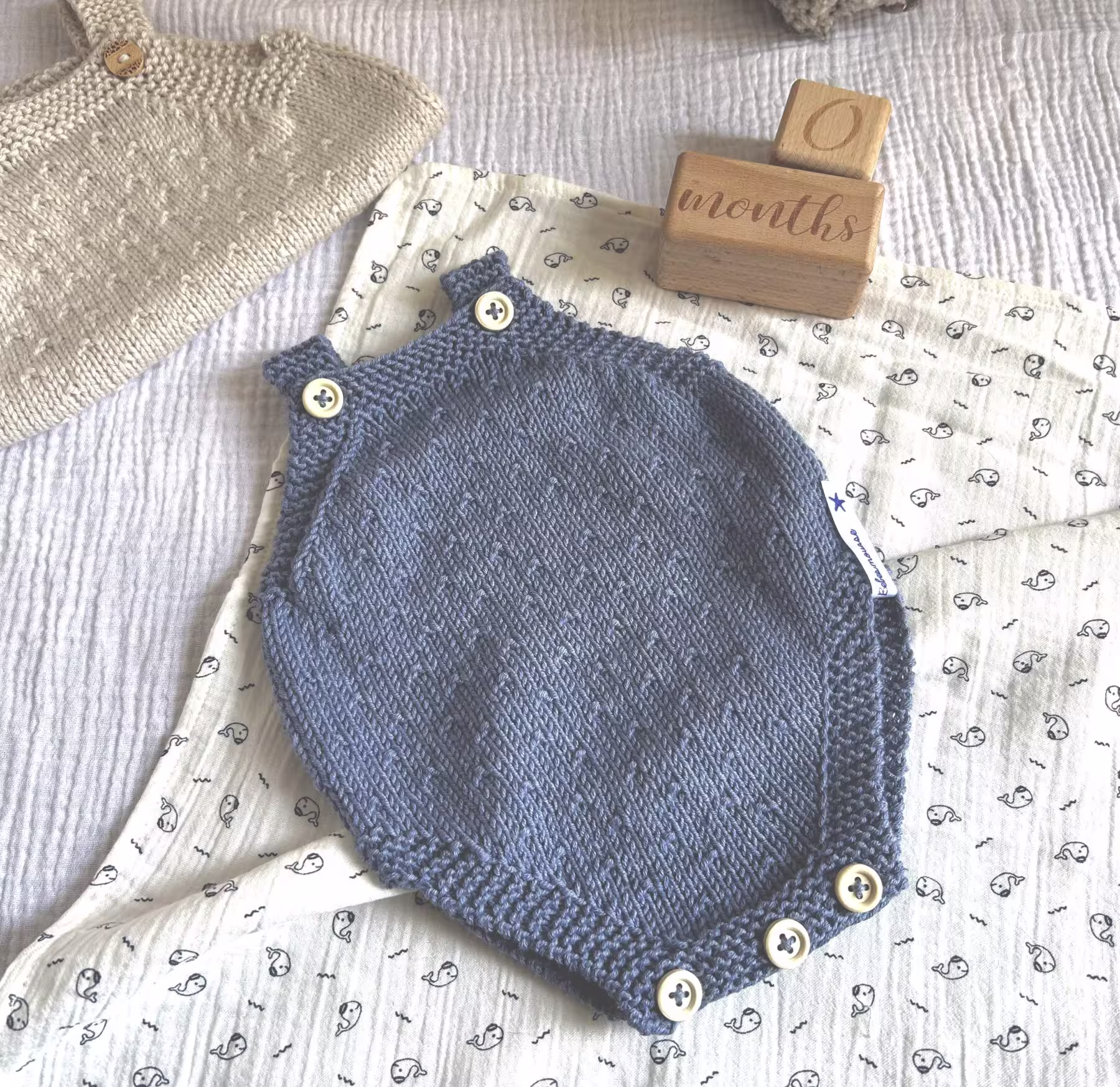 la barboteuse fantaisie et ses chaussons ( offerts)- bleu denim 0 à 12 mois – Image 3