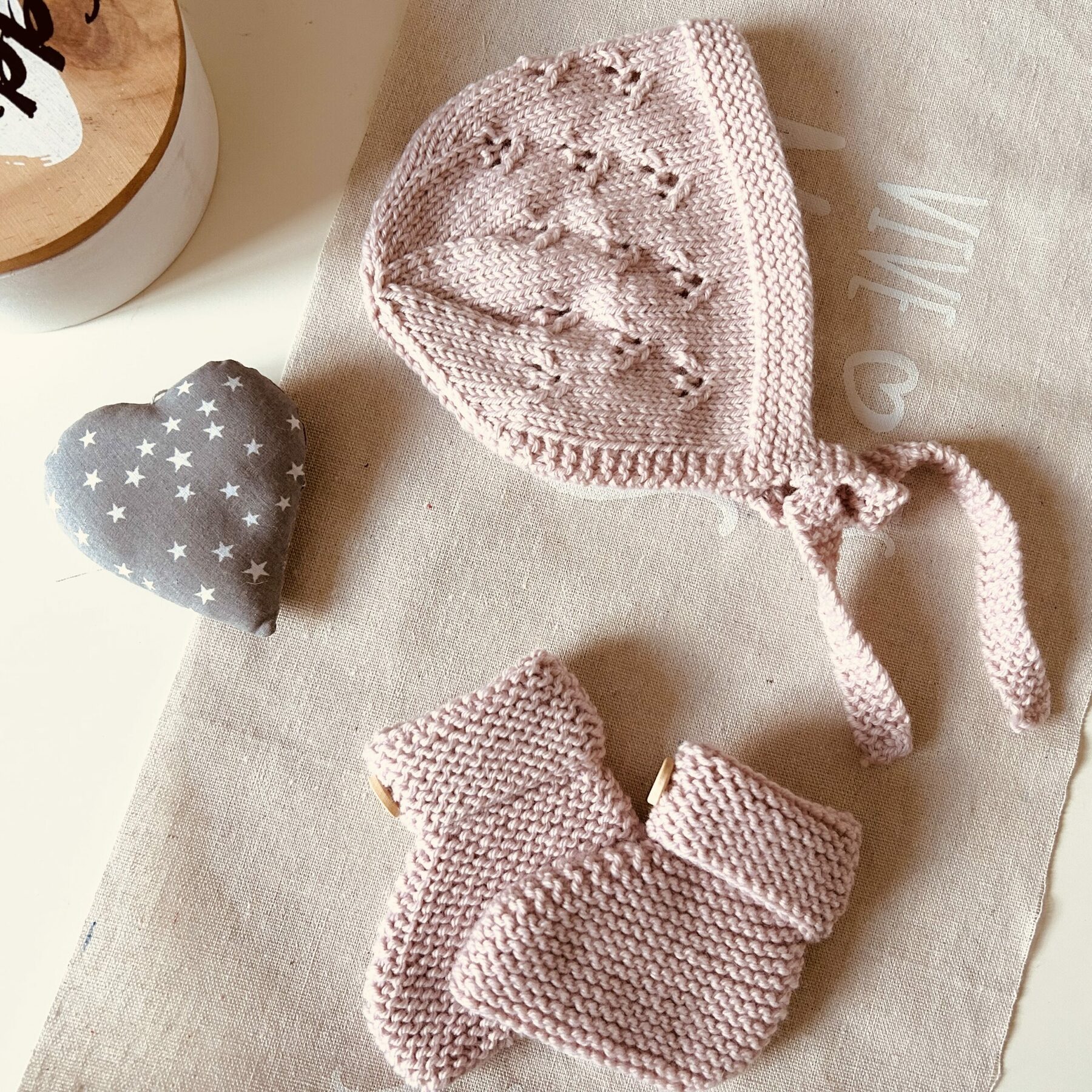 Coffret bebe : beguin fantaisie et ses chaussons – coloris rose poudrée